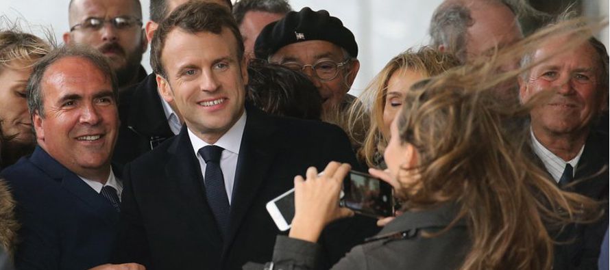 El presidente de Francia, Emmanuel Macron, se ve a sí mismo como el salvador de Europa, y a...