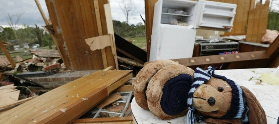 Los tornados tocaron tierra el viernes en Kansas y zonas rurales de Nebraska, derribaron...