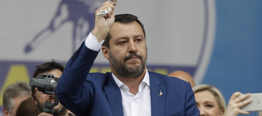 Salvini, presidente del italiano Partido Liga de extrema derecha, se colocó al frente de un...