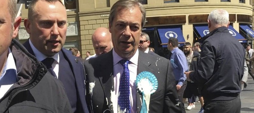 El traje de Farage quedó manchado de leche durante su caminata por la ciudad el lunes....