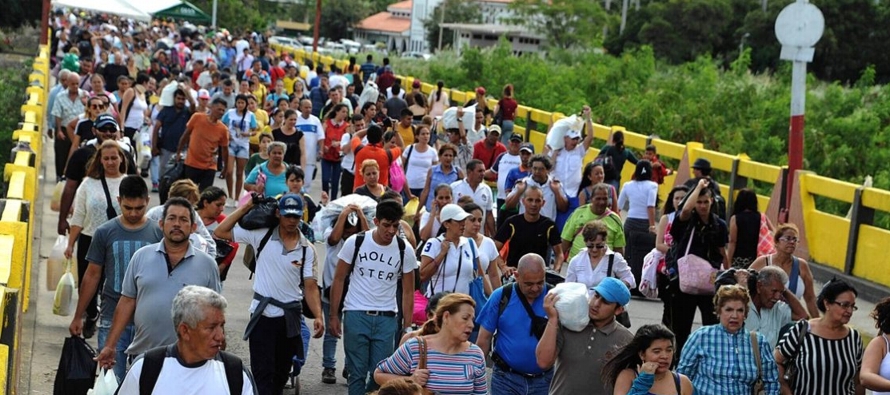 Alrededor de 3,7 millones de personas han abandonado Venezuela, entre ellas 3 millones desde 2015,...