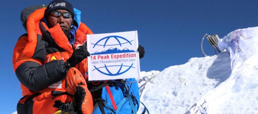 Kami Rita Sherpa, 49 años, llegó a la cumbre de 8.850 metros, la más alta del...
