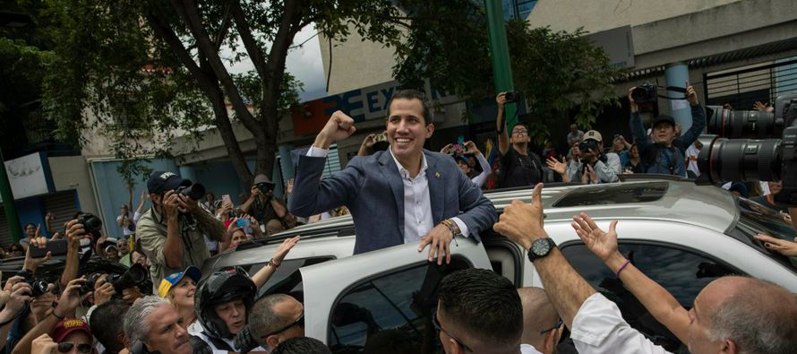 Tres semanas después, Guaidó se ha estado moviendo entre casas seguras para evadir...