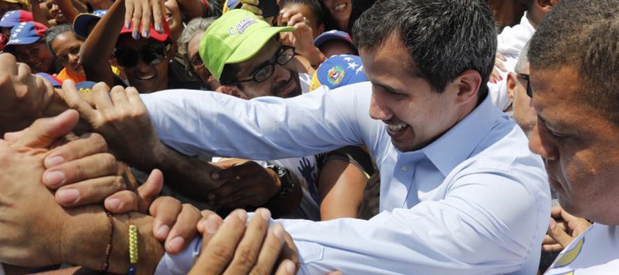 Guaidó endureció su discurso hacia los militares, principal soporte de Maduro, al...