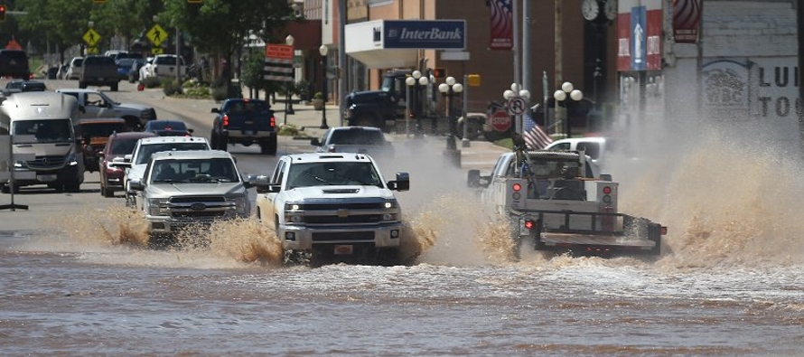 El río Arkansas está casi desbordado y los habitantes de Webbers Falls _localidad...