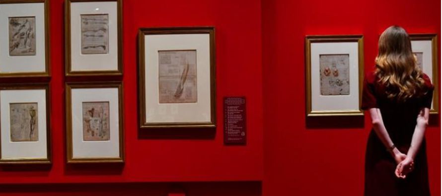Las obras destacadas incluyen los únicos dos retratos de Da Vinci dibujados durante su vida...