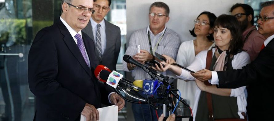 El canciller mexicano Marcelo Ebrard dijo a reporteros tras reunirse con el subsecretario de...