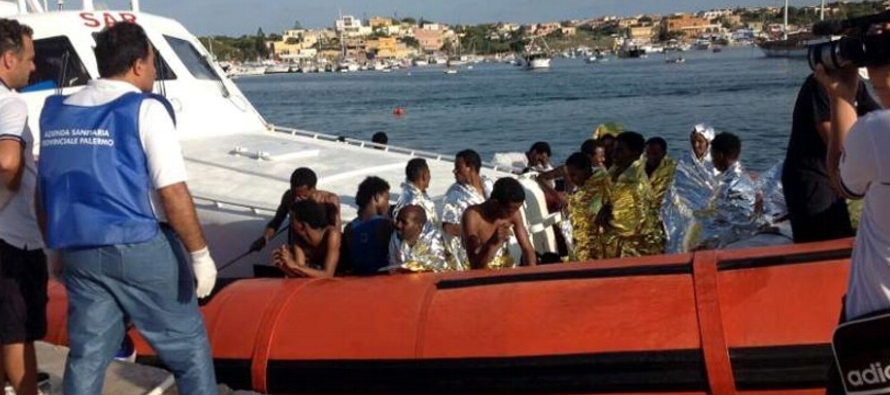 En un primer momento, la guardia costera libia dijo que encontró una balsa de goma que se...