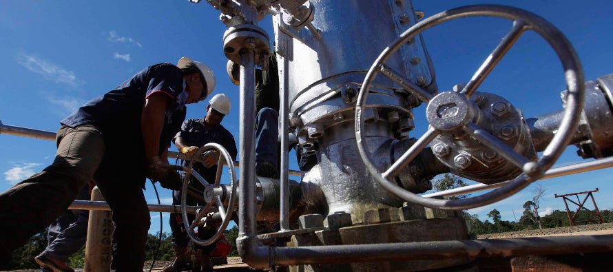 Las exportaciones de crudo de la petrolera estatal mexicana Pemex siguieron cediendo terreno en...