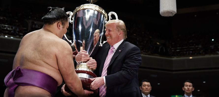El presidente de Estados Unidos, Donald Trump, entregó el domingo un trofeo especial al...