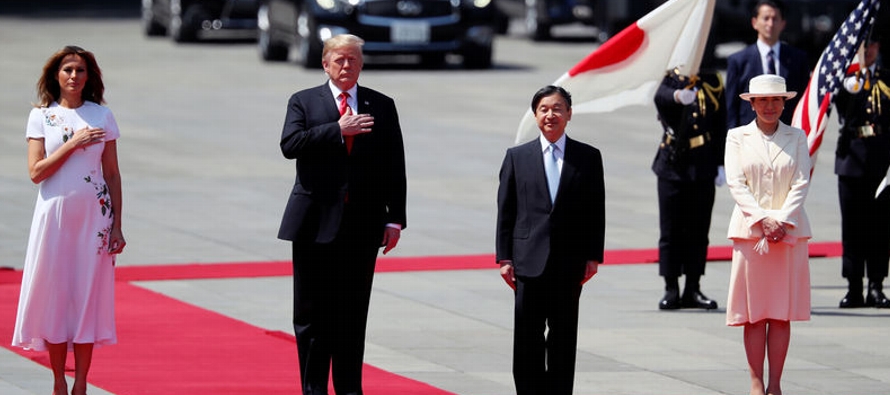 Trump fue recibido por el emperador y su esposa educada en Harvard en el palacio imperial de Tokio,...