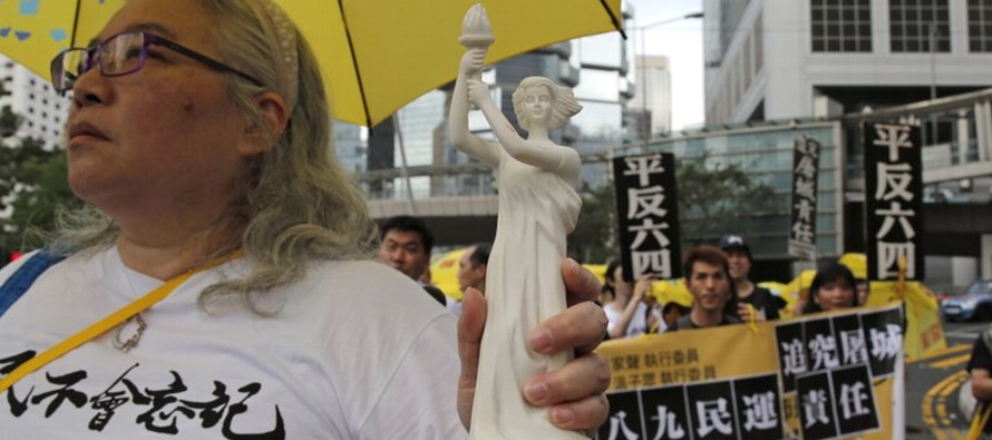 Los manifestantes salieron a las calles con sombrillas amarillas con la frase “Apoya la...