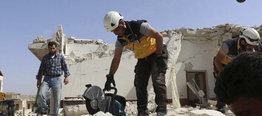 La Defensa Civil Siria, conocida como Cascos Blancos, dijo que sus voluntarios sacaron...