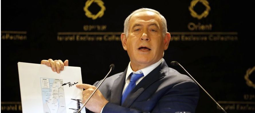 En conferencia de prensa en Jerusalén, Netanyahu exhibió el mapa oficial del...