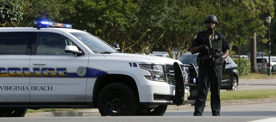 El jefe de policía de Virginia Beach, James Cervera, identificó al agresor como...