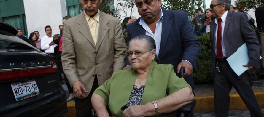 Sentada en una silla de ruedas frente a la embajada, Consuelo Loera dijo que las visas para ella y...