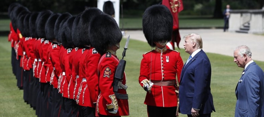 Trump y su esposa Melania fueron recibidos en el gran jardín del Palacio de Buckingham por...
