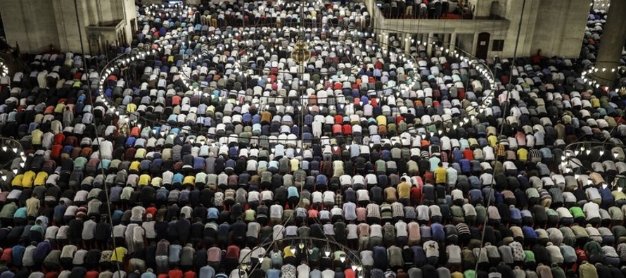 La festividad marca el final del mes sagrado del Ramadán, cuando los devotos ayunan desde...