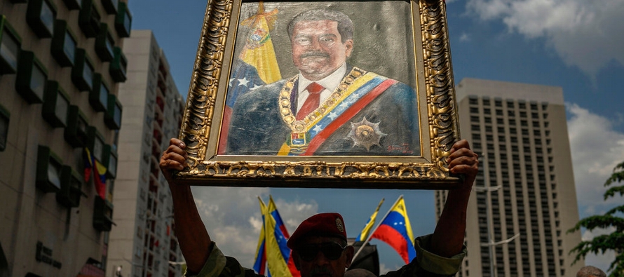 Maduro y su círculo cercano están acusados de ocultar dinero robado del gobierno...