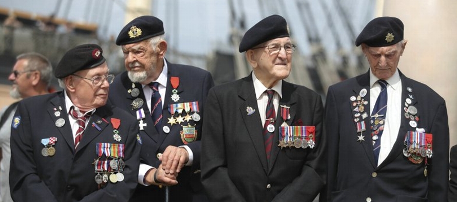 Cientos de veteranos fueron invitados a viajar a Portsmouth para una ceremonia de honor a los...