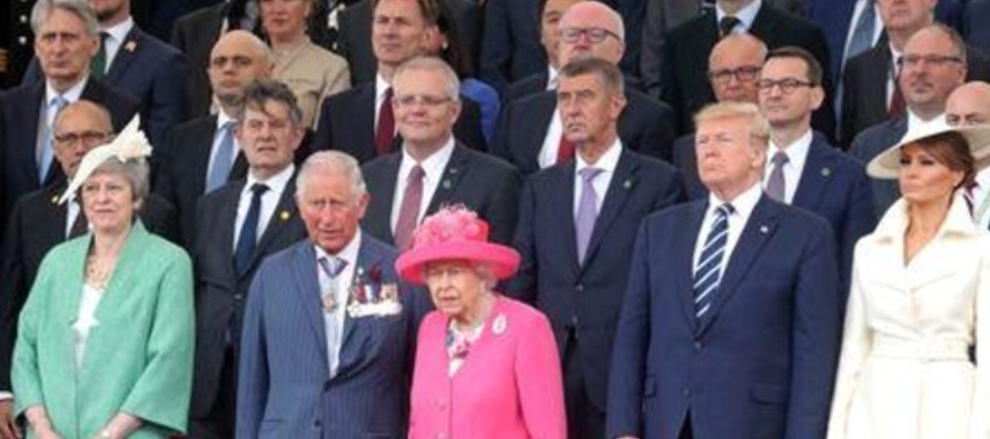 La monarca, el príncipe Carlos, presidentes y primeros ministros aplaudieron en pie a los...