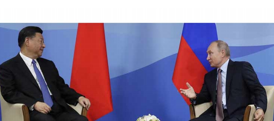 Xi acude como invitado de honor al Foro Económico de San Petersburgo, que reúne a...