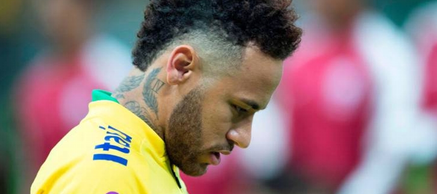 Neymar se retiró del campo en el minuto 17 por lo que parecía un esguince en el...