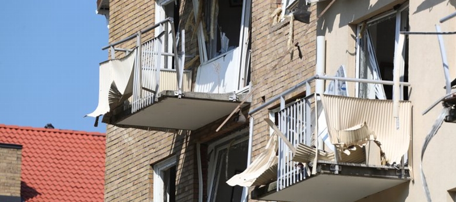El estallido reventó ventanas y destrozó balcones en Linkoping, unos 175...