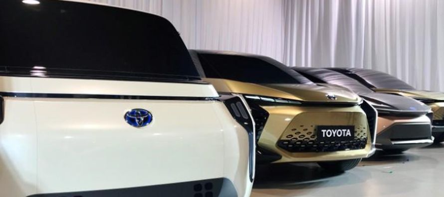 Toyota, que ya fabrica baterías para motores híbridos, dijo que se asociará...
