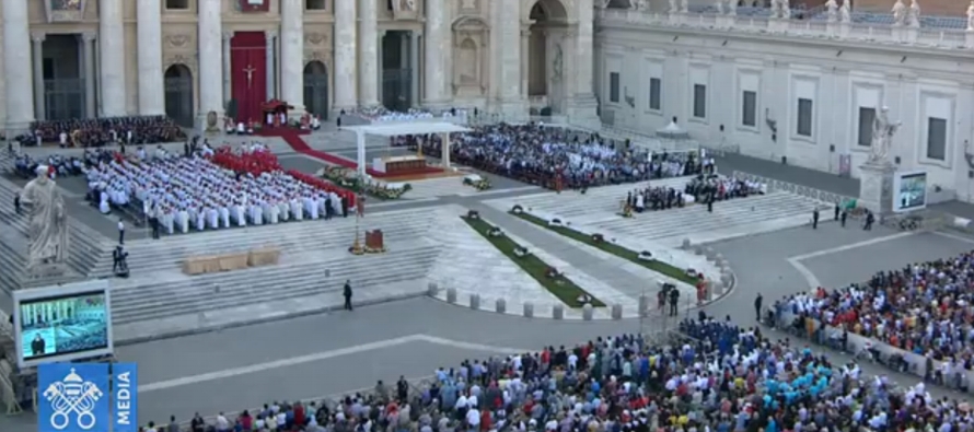 Celebrando ayer la misa de vigilia de Pentecostés en la Plaza de San Pedro, el Papa...
