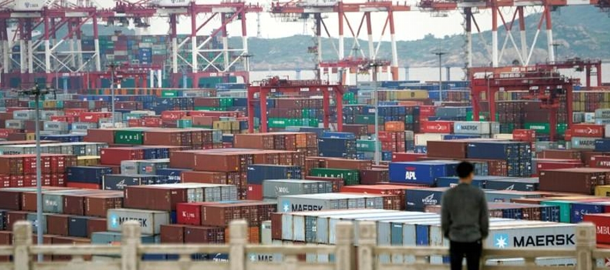 Algunos analistas sospechan que los exportadores chinos pueden haberse apresurado a procesar sus...