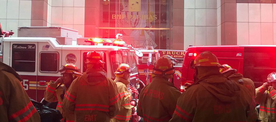 Un helicóptero se estrelló en la azotea de un edificio de 51 pisos en Manhattan el...