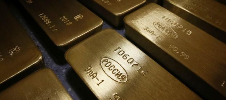 A las 1738 GMT, el oro al contado caía un 1,1% a 1.326,13 dólares por onza, luego de...