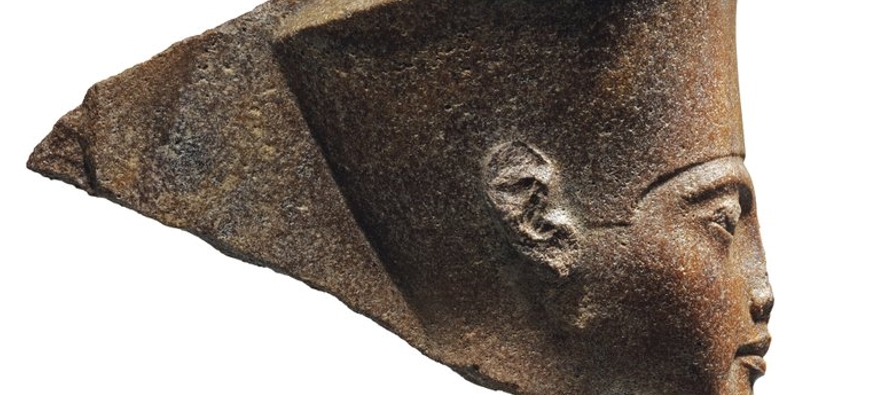 La figura _una cabeza de cuarcita marrón que representa al joven rey egipcio_ será...