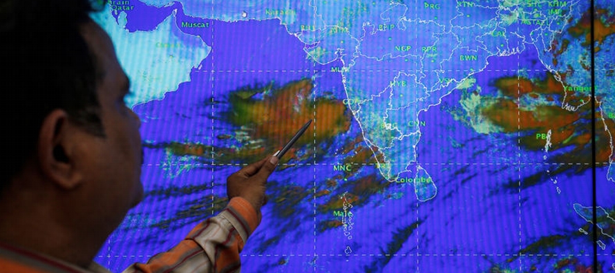 Según las previsiones, el ciclón Vayu tocará tierra en Gujarat a primera hora...
