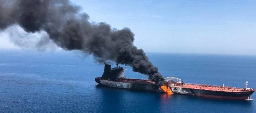 Sendos ataques han dañado dos petroleros y obligado a evacuar a sus tripulaciones,...