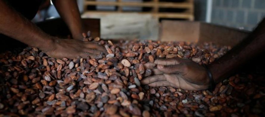 El cacao para septiembre en Nueva York bajó 31 dólares, o un 1,2%, a 2.510...