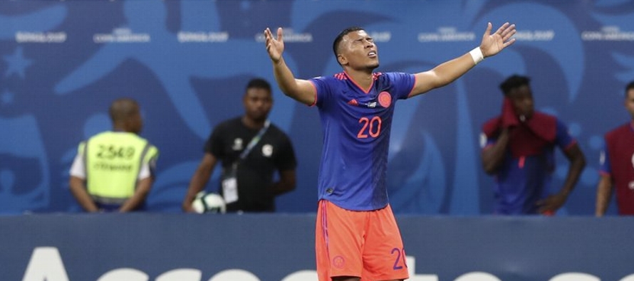 Colombia encontró los goles desde el banco de suplentes para vencer el sábado 2-0 con...