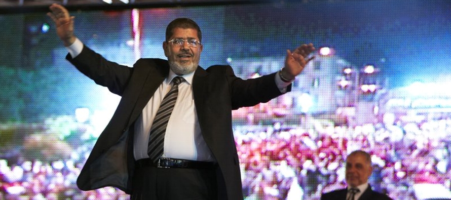 La familia de Morsi asistió a las plegarias funerarias en la mezquita de la prisión...