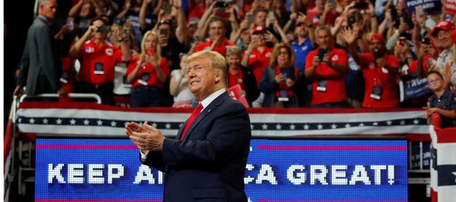 En un mitin lleno en Orlando, Florida, Trump aclaró que buscaría la reelección...