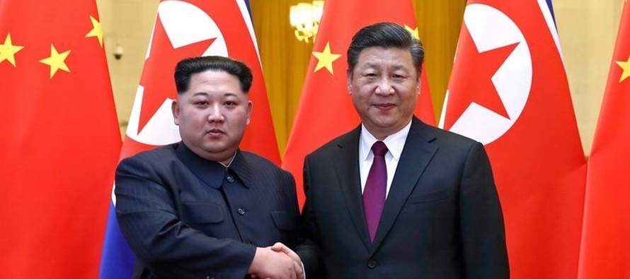 El presidente de China, Xi Jinping, y su homólogo norcoreano, Kim Jong Un, conversaron en...