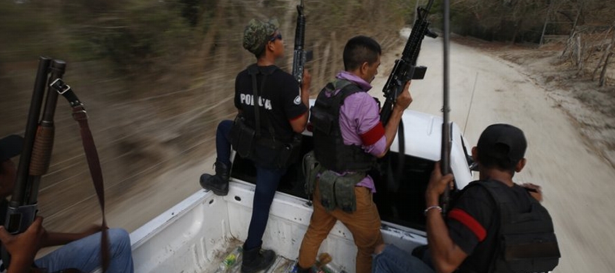 Una fuerza de autodefensa fuertemente armada tomó el pueblo del estado mexicano de Guerrero...
