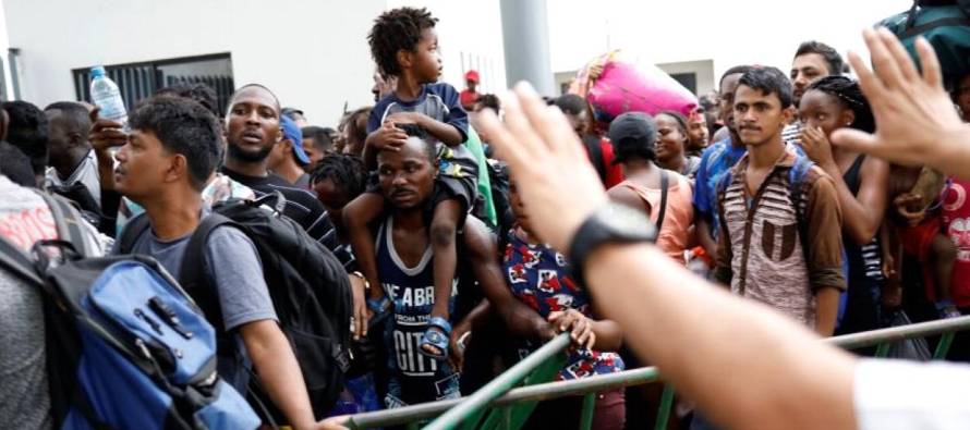 Doce migrantes dijeron a Reuters que fueron retenidos durante al menos tres semanas en el centro,...