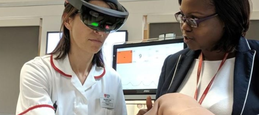 La tecnología de realidad aumentada ofrece a sus usuarios una experiencia interactiva en...