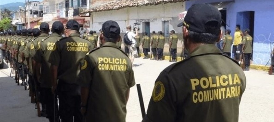 El grupo de policías comunitarios estableció un puesto de control en Santa Rosa en...