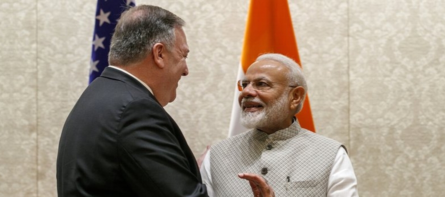 Tras reunirse con el primer ministro de India, Narendra Modi, por la mañana, Pompeo se vio...