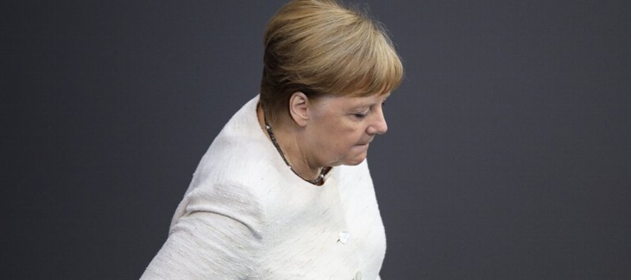 El incidente, que duró unos dos minutos, ocurrió mientras Merkel estaba de pie junto...