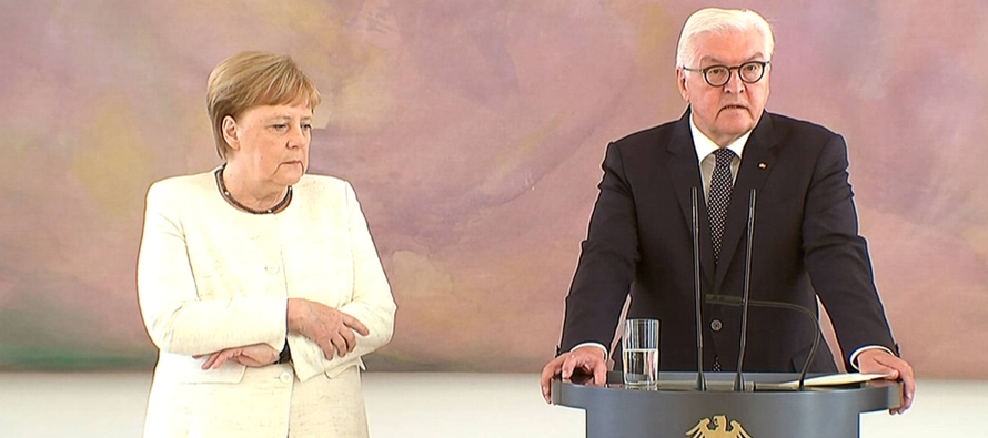El 18 de junio, Merkel también fue vista temblando cuando se reunió con el presidente...