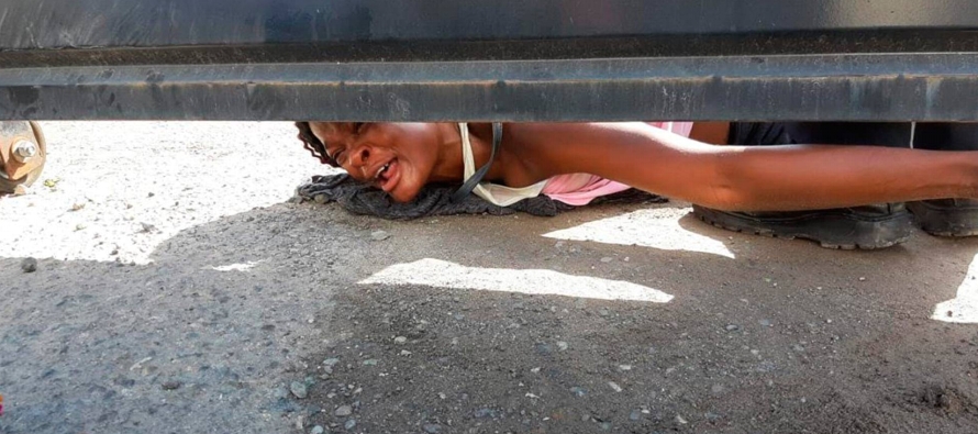 La mujer, tirada en el suelo de un albergue temporal para migrantes en Tapachula —ciudad...