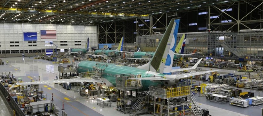 “Boeing está de acuerdo con la decisión y la solicitud de la FAA, y trabaja en...